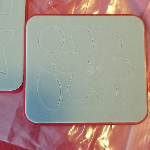 Sizzlits set of Flowers Center, Leaf, Hearts, Star - Picture 3 of 4